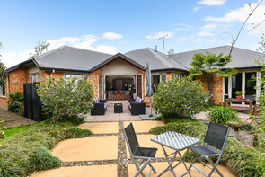 SOLD - 21 Barrington Dr, Huntington$873,000
